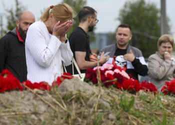 St. Petersburg (Russian Federation), 24/08/2023.- People bring flowers at an informal memorial next to the former 'PMC Wagner Centre' in St. Petersburg, Russia, 24 August 2023. An investigation was launched into the crash of an aircraft in the Tver region in Russia on 23 August 2023, the Russian Federal Air Transport Agency said in a statement. Among the passengers was Wagner chief Yevgeny Prigozhin, the agency reported. (Rusia, San Petersburgo) EFE/EPA/ANTON MATROSOV