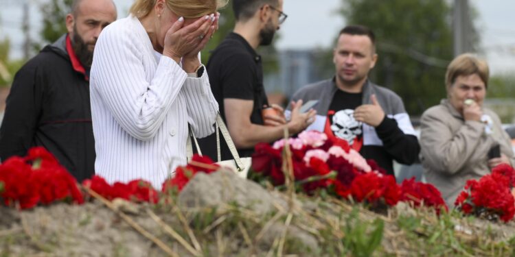 St. Petersburg (Russian Federation), 24/08/2023.- People bring flowers at an informal memorial next to the former 'PMC Wagner Centre' in St. Petersburg, Russia, 24 August 2023. An investigation was launched into the crash of an aircraft in the Tver region in Russia on 23 August 2023, the Russian Federal Air Transport Agency said in a statement. Among the passengers was Wagner chief Yevgeny Prigozhin, the agency reported. (Rusia, San Petersburgo) EFE/EPA/ANTON MATROSOV