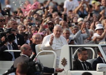 Fatima (Portugal), 05/08/2023.- Pope Francis (C) greets pilgrims as he arrives for a recitation of the Rosary with sick young people, at the Chapel of the Apparitions of the Shrine of Our Lady of Fatima, in Fatima, Ourem, Portugal, 05 August 2023. The Pontiff is in Portugal on the occasion of World Youth Day (WYD), one of the main events of the Church that gathers the Pope with youngsters from around the world, and that takes place until 06 August 2023. (Papa) EFE/EPA/PAULO CUNHA / POOL
