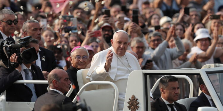 Fatima (Portugal), 05/08/2023.- Pope Francis (C) greets pilgrims as he arrives for a recitation of the Rosary with sick young people, at the Chapel of the Apparitions of the Shrine of Our Lady of Fatima, in Fatima, Ourem, Portugal, 05 August 2023. The Pontiff is in Portugal on the occasion of World Youth Day (WYD), one of the main events of the Church that gathers the Pope with youngsters from around the world, and that takes place until 06 August 2023. (Papa) EFE/EPA/PAULO CUNHA / POOL