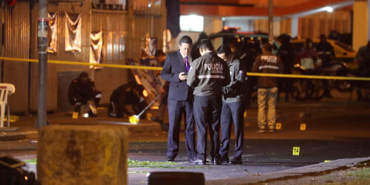 AME9377. QUITO (ECUADOR), 09/08/2023.- Peritos forenses trabajan en la zona donde fue asesinado el candidato a la Presidencia de Ecuador Fernando Villavicencio hoy, en Quito (Ecuador). Villavicencio fue asesinado este miércoles tras ser disparado por desconocidos a la salida de un mitin electoral de su campaña electoral en un céntrico sector de Quito, según confirmó el Gobierno ecuatoriano. El ministro del Interior, Juan Zapata, ha confirmado el crimen en declaraciones recogidas por varios medios de información y ha asegurado que el ataque fue perpetrado por sicarios que, además, han herido a otras personas. EFE/ José Jácome