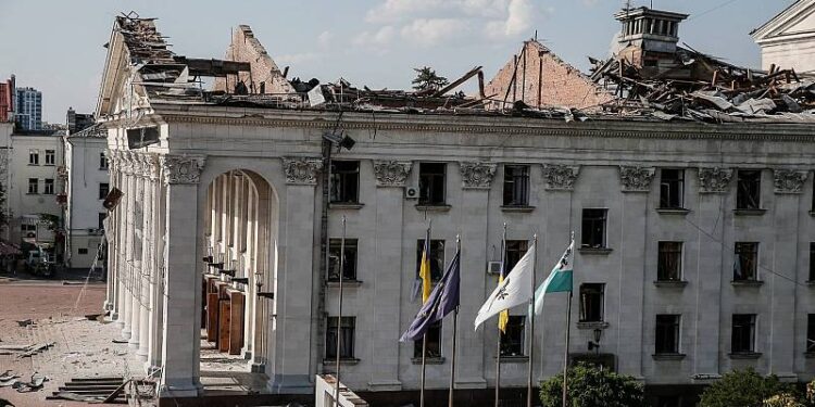 El ataque ruso contra un teatro en Chernígov. Foto agencias.