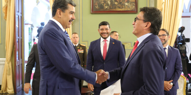 Embajador de Colombia ante Venezuela, Milton Rengifo y Nicolás Maduro.