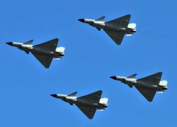 En esta imagen de archivo, aviones de combate J-10 vuelan en formación con motivo del 60 aniversario de la Fuerza Aérea del Ejército Popular de Liberación de China, en Beijing, el 15 de noviembre de 2009. (AP Foto/archivo)