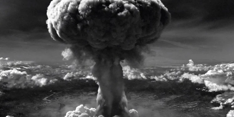 "Hace dieciséis horas un avión americano arrojó una bomba sobre Hiroshima. Consiste en el aprovechamiento de las fuerzas elementales del Universo", informó el presidente de los Estados Unidos, Harry Truman (EFE)