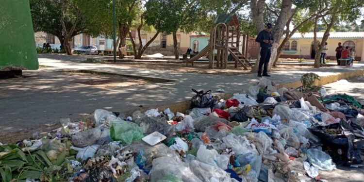 La plaza Rivero es utilizada por los vecinos de San Francisco como un basurero. Foto Radio Fe y Alegría Noticias.