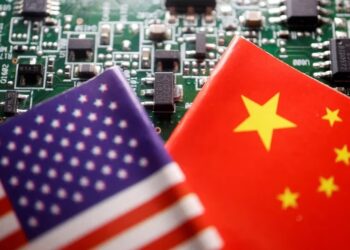 FOTO DE ARCHIVO: Las banderas de China y EEUU se muestran en una placa de circuito impreso con chips semiconductores, en esta imagen ilustrativa tomada el 17 de febrero de 2023. REUTERS/Florence Lo/Illustration/File Photo