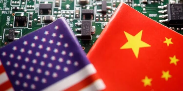 FOTO DE ARCHIVO: Las banderas de China y EEUU se muestran en una placa de circuito impreso con chips semiconductores, en esta imagen ilustrativa tomada el 17 de febrero de 2023. REUTERS/Florence Lo/Illustration/File Photo