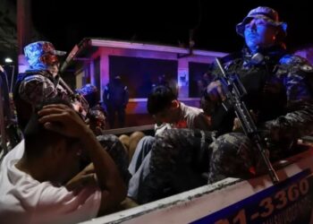 Miembros de las Fuerzas Especiales de la Policía Nacional Civil llevan a personas detenidas por sus presuntos vínculos con las pandillas en Comasagua, El Salvador (AP Foto /Salvador Meléndez, Archivo)