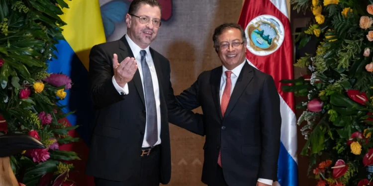 Presidente de Costa Rica, Rodrigo Chaves y su homólogo de Colombia, Gustavo Petro.