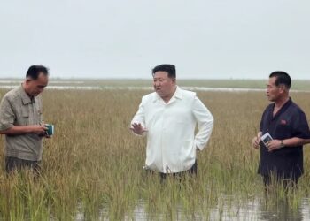 Kim Jong-un visitó una zona afectada por las inundaciones (via KCNA)