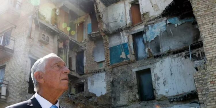 El presidente portugués Marcelo Rebelo de Sousa, visita los restos de la guerra en Horenka, Ucrania, el 23 de agosto de 2023, en medio de la invasión rusa (Rusia, Ucrania) EFE/EPA/ANTONIO PEDRO SANTOS