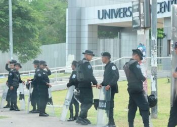 La Policía nicaragüense mantuvo constante asedio contra la Universidad Centroamericana. En la gráfica, un cerco policial en septiembre de 2019. (Foto La Prensa)