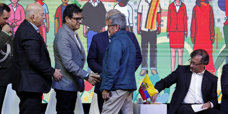 AME7806. BOGOTÁ (COLOMBIA), 03/08/2023.- "Pablo Beltrán" (c), jefe negociador del Ejército de Liberación Nacional (ELN), saluda hoy al alto comisionado para la Paz de Colombia, Danilo Rueda (3-d) y al jefe negociador del Gobierno, Otty Patiño (2-d), durante la instalación del Comité Nacional de la Participación - instancia transitoria de la Mesa de Diálogos de Paz, en Bogotá (Colombia). Coincidiendo con la entrada en vigor del cese el fuego entre el ELN y el Estado colombiano, este jueves se instaló en Bogotá el Comité Nacional de Participación (CNP) de la mano del presidente de Colombia, Gustavo Petro, junto con los delegados del Gobierno y de la guerrilla del ELN. EFE/ Mauricio Dueñas Castañeda