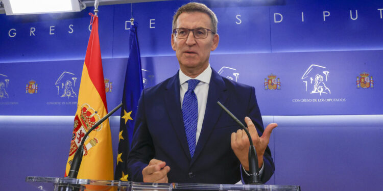 MADRID, 30/08/2023.- El líder del PP, Alberto Núñez Feijóo, en rueda de prensa tras la reunión mantenida con el presidente del Gobierno en funciones y secretario general del PSOE, Pedro Sánchez, este miércoles en el Congreso. Feijóo abre la ronda de contactos con los dirigentes políticos de cara a un debate para el que no cuenta con los apoyos suficientes para ser elegido, a falta de cuatro votos. EFE/ Zipi