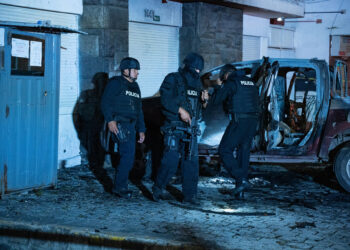 AME5664. QUITO (ECUADOR), 31/08/2023.- Policías investigan los restos de un carro bomba que explotó en la madrugada en los exteriores del edificio del Servicio Nacional de Atención Integral a Personas Privadas de Libertad (SNAI), en Quito (Ecuador). La Policía confirmó que el vehículo incendiado en la madrugada de este jueves en la capital ecuatoriana, Quito, también tenía cilindros de gas en su interior, como el coche bomba que estalló la noche del miércoles en una zona comercial del centro norte de la ciudad. EFE/ Str