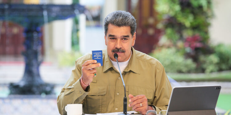 AME8001. CARACAS (VENEZUELA), 03/08/2023.- Fotografía cedida por Prensa Miraflores donde se observa al presidente venezolano, Nicolás Maduro, en un acto de gobierno en Caracas, (Venezuela). El presidente de Venezuela, Nicolás Maduro, aseguró este jueves que el crecimiento económico del país para 2023 se proyecta en un "mínimo" de 5,5 %, citando datos de la Comisión Económica para América Latina y el Caribe (Cepal), y negó que la nación haya caído, nuevamente, en recesión. EFE/ Prensa Miraflores SOLO USO EDITORIAL/NO VENTAS/SOLO DISPONIBLE PARA ILUSTRAR LA NOTICIA QUE ACOMPAÑA/CRÉDITO OBLIGATORIO