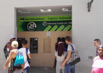 Personas a la espera para usar cajeros automáticos en un banco en La Habana. DIARIO DE CUBA