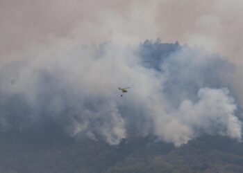 GRAFCAN5865. LA VICTORIA (TENERIFE), 19/08/2023.- Un helicóptero descarga agua sobre el incendio forestal que afecta a la isla de Tenerife. EFE/Alberto Valdés