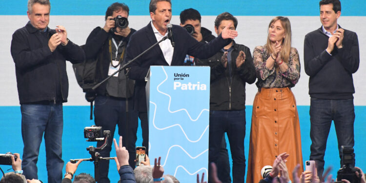 AME639. BUENOS AIRES (ARGENTINA), 13/08/2023.- El ministro de Economía argentino, Sergio Massa, habla durante un mitin tras conocer los resultados de las primarias, hoy, en Buenos Aires (Argentina). Massa, quien se convirtió en el segundo candidato más votado en las primarias de este domingo en Argentina como líder del oficialista Unión por la Patria (peronista), prometió "dar la pelea" en los comicios generales de octubre para "seguir siendo Gobierno". Massa afirmó que quedan "60 días para dar vuelta" a la elección de este domingo "y ganarle a aquellos que, convocando desde el odio, hoy construyeron un principio de nueva mayoría". EFE/ Enrique García Medina