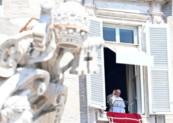 Vatican City (Vatican City State (holy See)), 20/08/2023.- Pope Francis leads Sunday Angelus prayer from the window of his office overlooking Saint Peter'Äôs Square, Vatican City, 20 August 2023. (Papa) EFE/EPA/CLAUDIO PERI