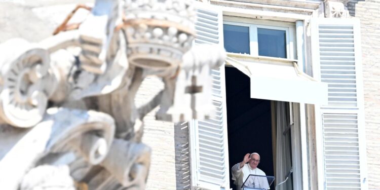 Vatican City (Vatican City State (holy See)), 20/08/2023.- Pope Francis leads Sunday Angelus prayer from the window of his office overlooking Saint Peter'Äôs Square, Vatican City, 20 August 2023. (Papa) EFE/EPA/CLAUDIO PERI