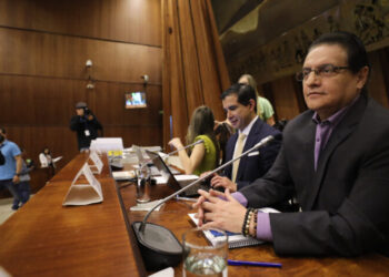 El presidente de la Comisión de Fiscalización, Fernando Villavicencio, en sesión el 6 de mayo de 2023. AN