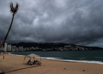 MEX2671. ACAPULCO (MEXICO), 16/08/2023.- Fotografía de una playa cubierta de nubes grises hoy, en el balneario de Acapulco, estado de Guerrero (México). México prevé que la tormenta tropical Hilary, octavo ciclón con nombre en la temporada y formada este miércoles, se intensifique el jueves a huracán en su paso por las costas de los estados de Colima y Jalisco, informó este miércoes el Servicio Meteorológico Nacional (SMN). EFE/David Guzmán