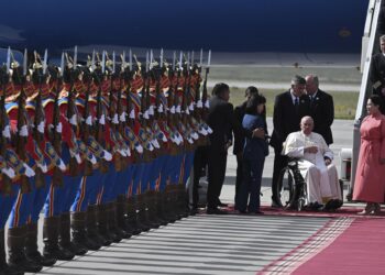 Ulaanbaatar (Italy), 01/09/2023.- Pope Francis (2-R) arrives at Chinggis Khaan International Airport in Ulaanbataar, Mongolia, 01 September 2023. (Papa) EFE/EPA/CIRO FUSCO