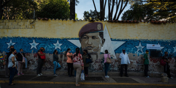 Voters wait outside a polling station in Caracas, Venezuela, on Sunday, Dec. 6, 2020. (Adriana Loureiro Fernandez/The New York Times)