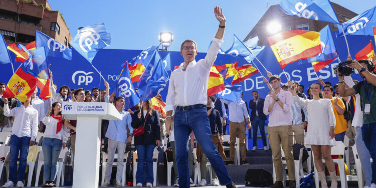 MADRID, 24/09/2023.- El líder del Partido Popular, Alberto Núñez-Feijóo, durante el acto del PP celebrado en la plaza de Felipe II en defensa de la igualdad de todos los españoles, este domingo en Madrid. EFE/ Borja Sánchez Trillo