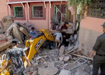 Marrakesh (Morocco), 09/09/2023.- People search the rubble of a damaged building with the help of an excavator following an earthquake in Marrakesh, Morocco, 09 September 2023. A powerful earthquake that hit central Morocco late 08 September, killed at least 820 people and injured 672 others, according to a provisional report from the country's Interior Ministry. The earthquake, measuring magnitude 6.8 according to the USGS, damaged buildings from villages and towns in the Atlas Mountains to Marrakesh. (Terremoto/sismo, Marruecos) EFE/EPA/JALAL MORCHIDI