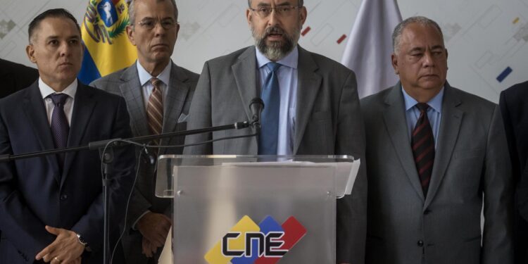 CARACAS (VENEZUELA), 25/09/2023.- El presidente de la Comisión Nacional de Primarias, Jesús María Casal, participa en una rueda de prensa hoy, en Caracas (Venezuela). El presidente del Consejo Nacional Electoral (CNE) de Venezuela, Elvis Amoroso, anunció este lunes que instalará una comisión mixta, junto a representantes de la oposición, para discutir la asistencia técnica que prestará la institución en las primarias del 22 de octubre, en las que se definirá el abanderado del antichavismo para las presidenciales de 2024. EFE/ Miguel Gutiérrez