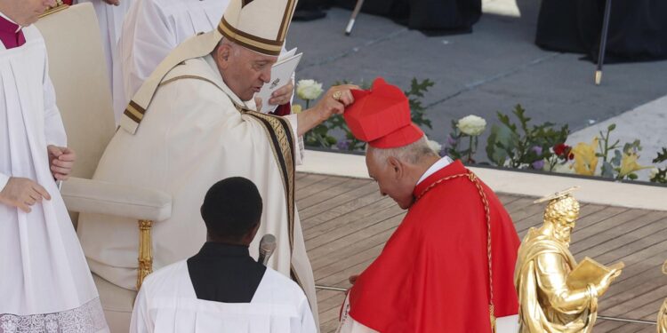 Vatican City (Vatican City State (holy See)), 30/09/2023.- New Cardinal Diego Rafael Padron Sanchez receives his biretta as he is appointed cardinal by Pope Francis during a consistory ceremony in Saint Peter's Square, Vatican City, 30 September 2023. The pontiff appointed 21 new cardinals. (Papa, Cardenal) EFE/EPA/GIUSEPPE LAMI
