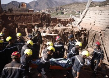 Ouirgane (Morocco), 10/09/2023.- Rescue workers recover a victim's body during a rescue operation following a powerful earthquake in Ouirgane, south of Marrakesh, Morocco, 10 September 2023. A magnitude 6.8 earthquake that struck central Morocco late 08 September has killed at least 2,012 people and injured 2,059 others, 1,404 of whom are in serious condition, damaging buildings from villages and towns in the Atlas Mountains to Marrakesh, according to a report released by the country's Interior Ministry. The earthquake has affected more than 300,000 people in Marrakesh and its outskirts, the UN Office for the Coordination of Humanitarian Affairs (OCHA) said. Morocco's King Mohammed VI on 09 September declared a three-day national mourning for the victims of the earthquake. (Terremoto/sismo, Marruecos) EFE/EPA/YOAN VALAT