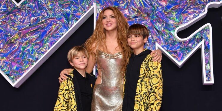 Shakira y sus hijos, en la alfombra roja de los VMAs 2023. | Foto: MTV