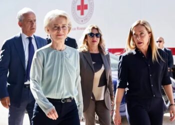 La presidenta de la Comisión Europea, Ursula von der Leyen, y la primera ministra italiana, Giorgia Meloni, visitan el hotspot, un centro de recepción de inmigrantes, en la isla siciliana de Lampedusa. REUTERS/Yara Nardi