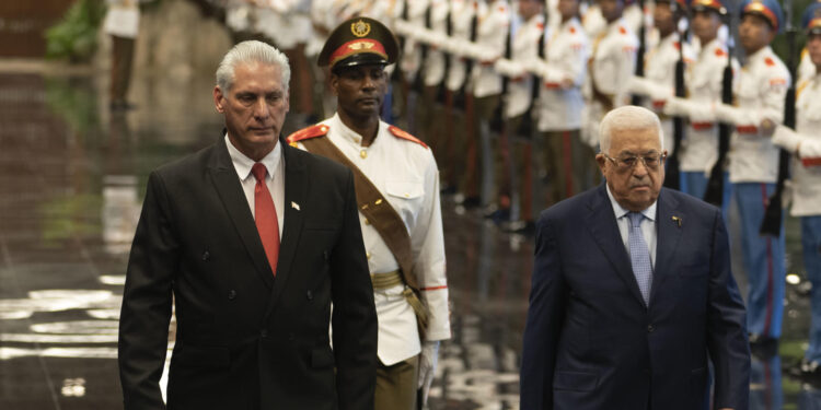 AME9593.LA HABANA (CUBA), 14/09/2023.- El presidente de Cuba, Miguel Diaz-Canel (i), recibe a su homólogo de Palestina, Mahmoud Abbas, hoy, en La Habana (Cuba). Abbas llegó este jueves a la Isla para participar en la cumbre del G77+China, que se celebrará este viernes y sábado en Cuba. EFE/ Ramón Espinosa/POOL