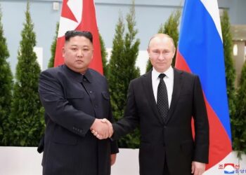 El líder norcoreano Kim Jong Un estrecha la mano del presidente ruso Vladimir Putin en Vladivostok (KCNA via REUTERS)