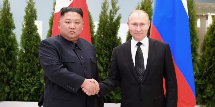 El líder norcoreano Kim Jong Un estrecha la mano del presidente ruso Vladimir Putin en Vladivostok (KCNA via REUTERS)