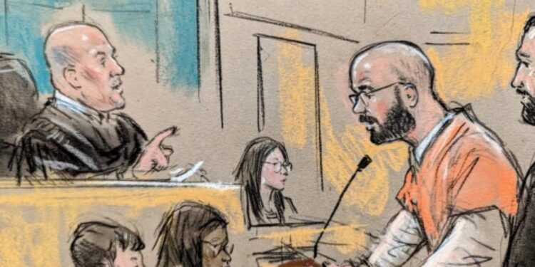 Un boceto del juicio en el que Enrique Tarrio es sentenciado a 22 años de prisión por el juez Timothy Kelly, por su papel en el ataque al Capitolio del 6 de enero de 2021. William Hennessy