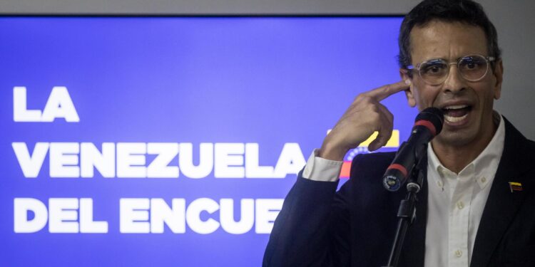 AME6550. CARACAS (VENEZUELA), 04/09/2023.- El dos veces candidato a la presidencia de Venezuela Henrique Capriles habla en un encuentro con miembros de sindicatos y trabajadores venezolanos hoy, en Caracas (Venezuela). EFE/ Miguel Gutiérrez