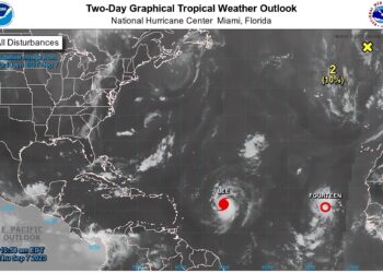 USA8863. MIAMI (FL, EEUU), 07/09/2023.- Imágen satelital cedida hoy por la Oficina Nacional de Administración Oceánica y Atmosférica (NOAA) a través del Centro Nacional de Huracanes (NHC) de Estados Unidos que muestra la localización del huracán Lee y de la depresión 14 en el Atlántico. El huracán Lee ganó este jueves de nuevo intensidad al subir a categoría 2, con vientos máximos sostenidos de 105 millas por hora (165 km), mientras se aproxima a las Antillas Menores, al tiempo que se formó hoy la depresión tropical 14 en el archipiélago de Cabo Verde, frente a las costas de África Occidental. EFE/NOAA-NHC /SOLO USO EDITORIAL /NO VENTAS /SOLO DISPONIBLE PARA ILUSTRAR LA NOTICIA QUE ACOMPAÑA /CRÉDITO OBLIGATORIO
