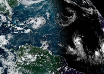 USA8809. MIAMI (FL, EEUU), 05/09/2023.- Fotografía satelital cedida por el Oficina Nacional de Administración Oceánica y Atmosférica (NOAA) a través del Centro Nacional de Huracanes (NHC) de Estados Unidos donde se muestra la localización de la tormenta tropical Lee por el Atlántico. La depresión tropical 13 que se formó este martes en el centro del Atlántico se fortaleció en las últimas horas y se transformó en la tormenta tropical Lee, que de acuerdo al Centro Nacional de Huracanes (NHC) de EE.UU. será un huracán mayor hacia finales de esta semana. EFE/NOAA-NHC /SOLO USO EDITORIAL /NO VENTAS /SOLO DISPONIBLE PARA ILUSTRAR LA NOTICIA QUE ACOMPAÑA /CRÉDITO OBLIGATORIO