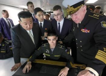 Kim Jong-un inspeccionó bombarderos con capacidad nuclear, misiles hipersónicos y un buque de guerra en una visita al Lejano Oriente de Rusia (AP)