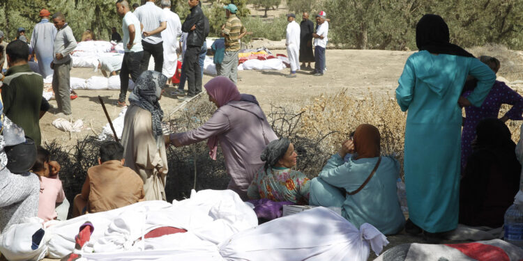 -FOTODELDÍA- TAFAGAJT (MARRUECOS), 09/09/2023.- Varias personas entierran a sus fallecidos en la aldea de Tafagajt, en Marruecos, cerca del epicentro del devastador terremoto que ha dejado, hasta el momento, 1.037 muertos y 1.204 heridos en una decena de provincias del país norteafricano. El seísmo, de magnitud 7, tuvo su epicentro en la localidad de Ighil, situada unos 80 kilómetros al suroeste de la ciudad de Marrakech, una zona en la que, según los expertos, no se esperaba que pudiera darse un terremoto de tanta fuerza. EFE/ María Traspaderne