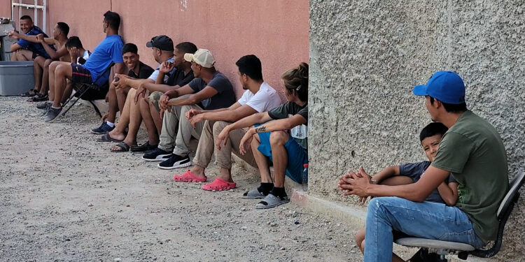 Migrantes permanecen en el albergue La Casa del Migrante, el 30 de agosto de 2023, en Ciudad Juárez, Chihuahua (México). EFE/Luis Torres