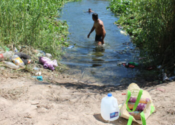MEX6437. MATAMOROS (MÉXICO),25/09/2023.- Migrantes intentan cruzar el Río Bravo para tratar de ingresar a Estados Unidos hoy, en Matamoros (México). La Guardia Nacional estadounidense retienen a migrantes venezolanos que cruzaron el fronterizo río Bravo (río Grande en EE.UU.) en el norte de México, dejándolos con raciones de agua limitada y sin comida por casi un día, denunciaron este lunes migrantes y activistas en la ciudad mexicana de Matamoros, estado de Tamaulipas. EFE/Abrahan Pineda-Jacome