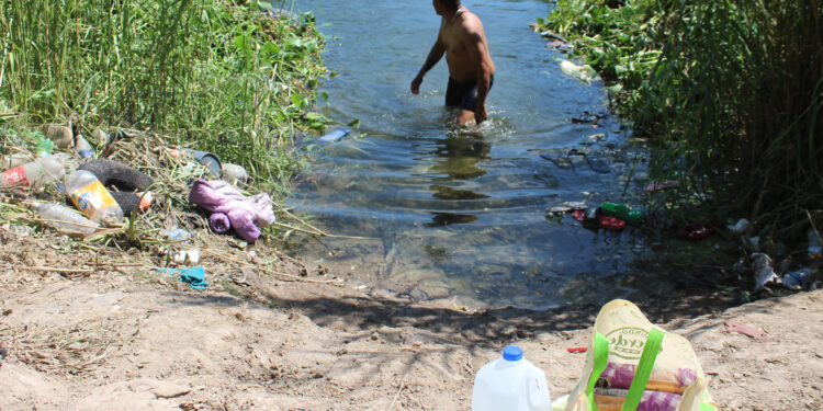 MEX6437. MATAMOROS (MÉXICO),25/09/2023.- Migrantes intentan cruzar el Río Bravo para tratar de ingresar a Estados Unidos hoy, en Matamoros (México). La Guardia Nacional estadounidense retienen a migrantes venezolanos que cruzaron el fronterizo río Bravo (río Grande en EE.UU.) en el norte de México, dejándolos con raciones de agua limitada y sin comida por casi un día, denunciaron este lunes migrantes y activistas en la ciudad mexicana de Matamoros, estado de Tamaulipas. EFE/Abrahan Pineda-Jacome