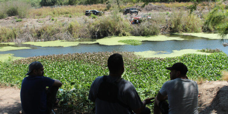 MEX6437. MATAMOROS (MÉXICO),25/09/2023.- Migrantes observan el Río Bravo hoy, en Matamoros (México). La Guardia Nacional estadounidense retienen a migrantes venezolanos que cruzaron el fronterizo río Bravo (río Grande en EE.UU.) en el norte de México, dejándolos con raciones de agua limitada y sin comida por casi un día, denunciaron este lunes migrantes y activistas en la ciudad mexicana de Matamoros, estado de Tamaulipas. EFE/Abrahan Pineda-Jacome